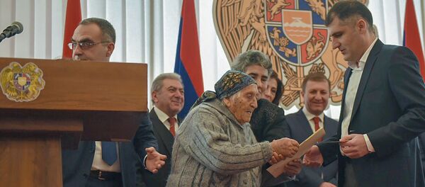 103-летняя Бавакан Пилоян из общины Сараарт (Лорийская область) на церемонии вручения мандатов депутатам Национального Собрания Армении 7-го созыва (10 января 2019). Еревaн 103-летняя Бавакан Пилоян из общины Сараарт (Лорийская область) на церемонии вручения мандатов депутатам Национального Собрания Армении 7-го созыва (10 января 2019). Еревaн - Sputnik Արմենիա