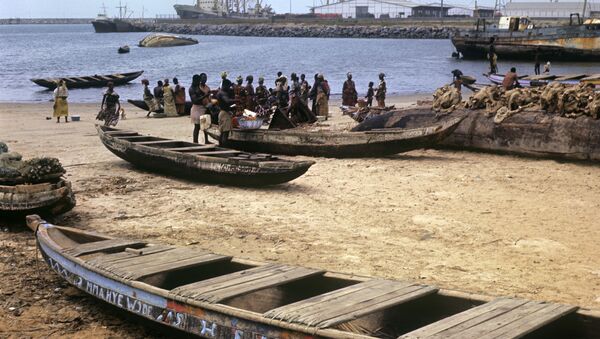 Рыбаки города Котону собираются на рыбный промысел в своих баркасах. Африка. Дагомея (с 1975 года Бенин). - Sputnik Արմենիա