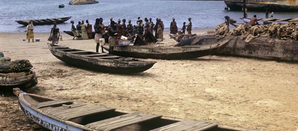 Рыбаки города Котону собираются на рыбный промысел в своих баркасах. Африка. Дагомея (с 1975 года Бенин). - Sputnik Արմենիա