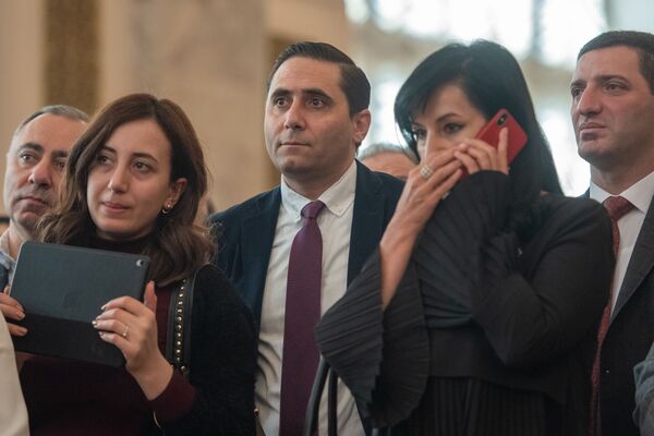 Нужно ужесточить правила усыновления иностранцами детей в Армении - депутат - Sputnik Армения