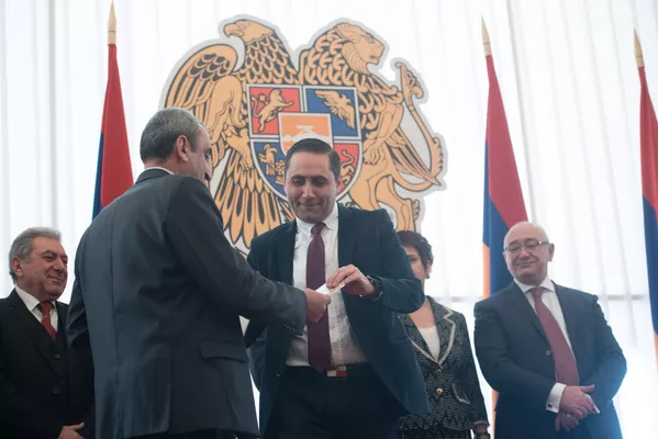 Арман Абовян на церемонии вручения мандатов депутатам Национального Собрания Армении 7-го созыва (10 января 2019). Еревaн Арман Абовян на церемонии вручения мандатов депутатам Национального Собрания Армении 7-го созыва (10 января 2019). Еревaн - Sputnik Армения