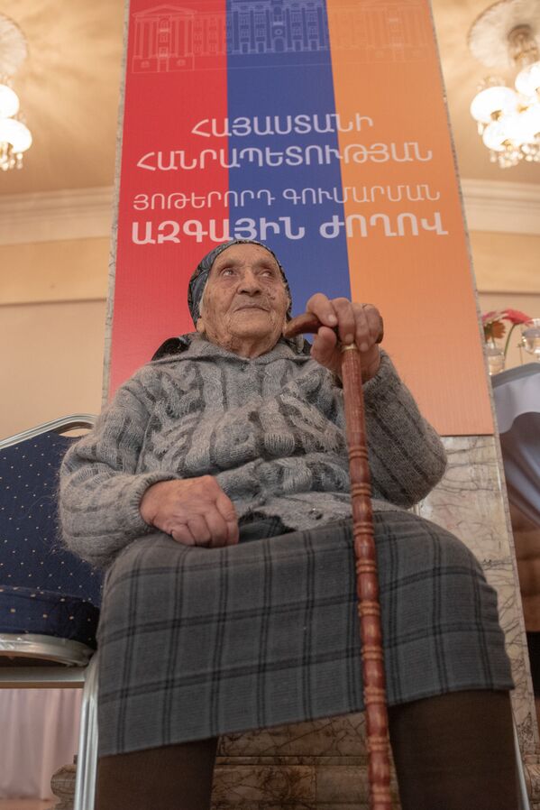 Ամենտարեց ընտրողը. 102–ամյա Բավական Փիլոյանը հանձնեց 1–ին մանդատը - Sputnik Արմենիա