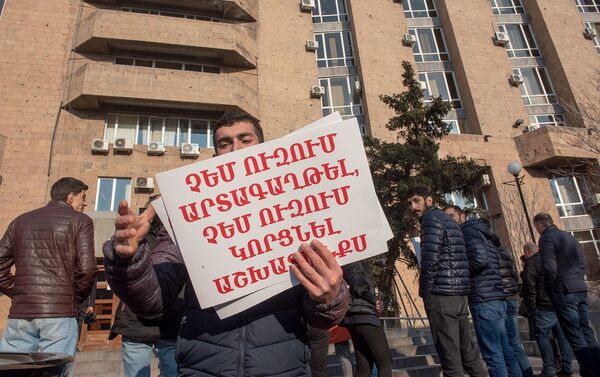 Участник акции протеста у здания Министерства здравоохранения Армении (11 января 2019). Еревaн - Sputnik Армения