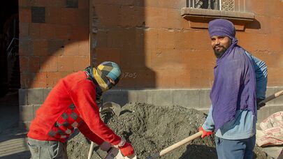 Индийцы, работающие на стройке в Армении