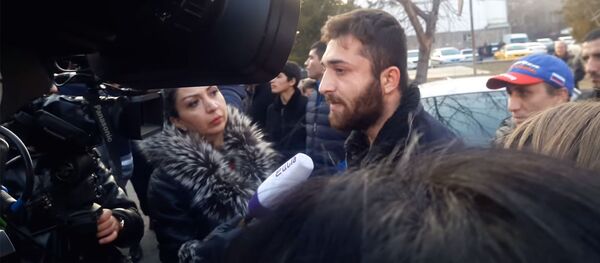 Ցուցարարները չէին թողնում Մանվել Գրիգորյանի փաստաբանին հեռանալ Ցուցարարները չէին թողնում Մանվել Գրիգորյանի փաստաբանին հեռանալ - Sputnik Արմենիա