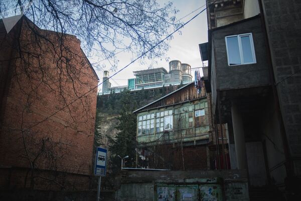 Дома в районе Сололаки на фоне резиденции миллиардера и основателя правящей партии Грузинская мечта Бидзины Иванишвили - Sputnik Армения