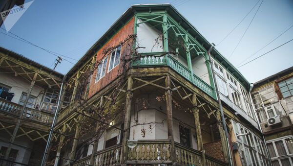 Тбилисские балкончики это особая тема для тех, кто любит гулять по старым улочкам Тбилиси - Sputnik Армения