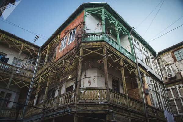 Тбилисские балкончики это особая тема для тех, кто любит гулять по старым улочкам Тбилиси - Sputnik Армения