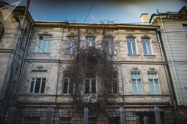 Нередко балкончики и окна даже до второго и третьего этажа увивают виноградные лозы - Sputnik Армения