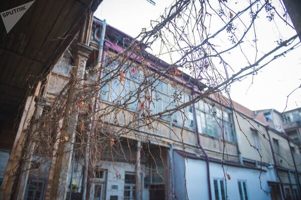 Значительная часть старых домов в Тбилиси построена из дерева. В XIX веке и ранее не все могли позволить себе каменный или кирпичный дом - Sputnik Армения
