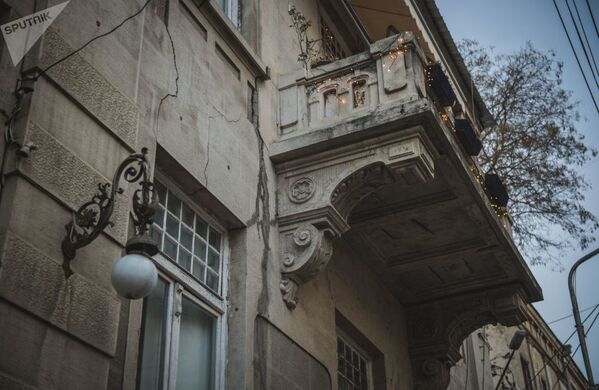 Если ходить по улицам старого Тбилиси, можно рассматривать эти балкончики до бесконечности. У всех свой стиль, и каждый из них неповторим - Sputnik Армения