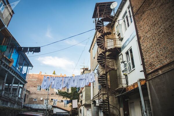 Сохранились в старом Тбилиси в итальянских дворах и такие винтовые лестницы. Им может быть больше сотни лет - Sputnik Армения