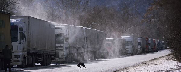 Грузовые автомобили на обочине Военно-Грузинской дороги - Sputnik Армения