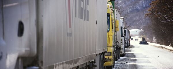 Грузовые автомобили на обочине Военно-Грузинской дороги - Sputnik Արմենիա