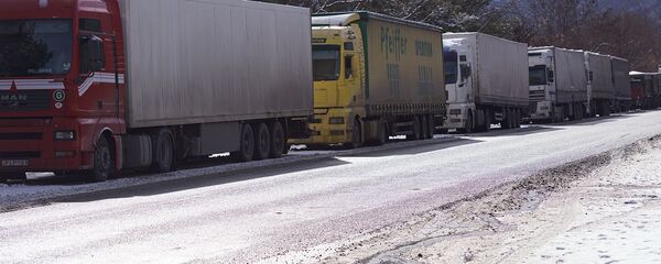 Грузовые автомобили на обочине Военно-Грузинской дороги - Sputnik Армения