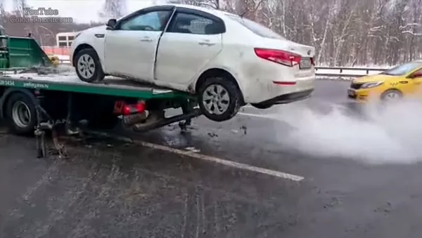 Автомобиль такси спрыгнул с эвакуатора при задержании сотрудниками МАДИ - Sputnik Армения