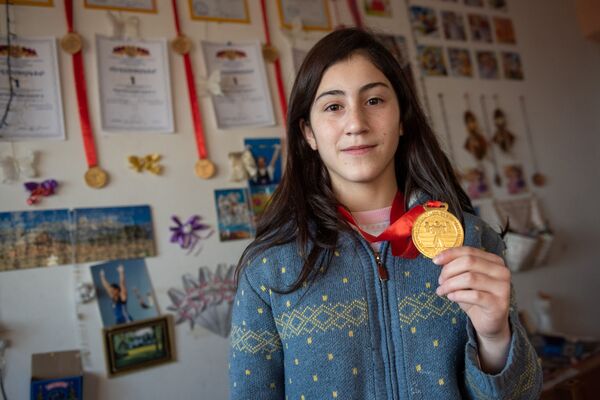 У меня почти все есть:  Александра из детдома в Армении не жалуется, а побеждает - Sputnik Армения