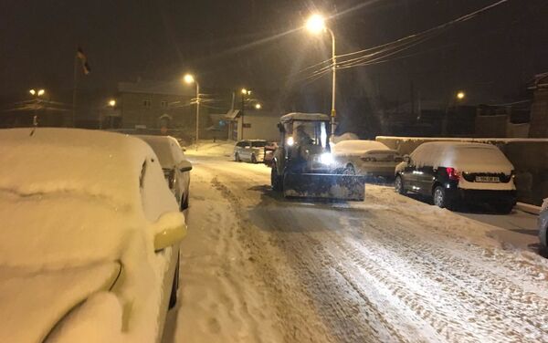 Снегоуборочная машина расчищает улицы в Ереване - Sputnik Армения