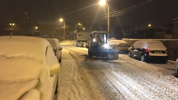 Снегоуборочная машина расчищает улицы в Ереване - Sputnik Արմենիա
