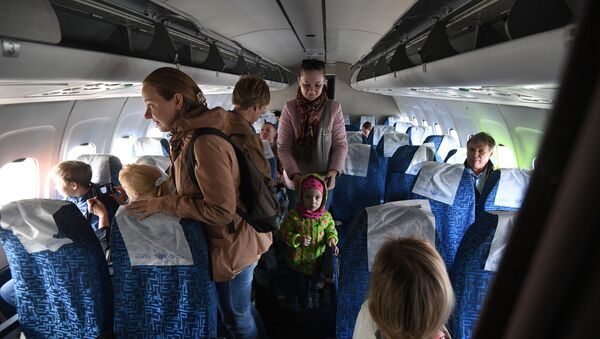 Посетители осматривают самолет - Sputnik Արմենիա