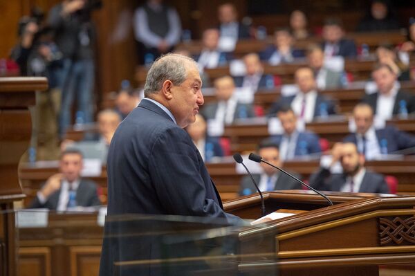 Первое заседание новоизбранного парламента Армении открыл старейший депутат - Sputnik Армения