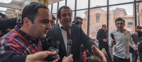 Гагик Царукян ответил на вопросы журналистов во время перевыва на первом заседании Парламента 7-го созыва (14 января 2019). Еревan Гагик Царукян ответил на вопросы журналистов во время перевыва на первом заседании Парламента 7-го созыва (14 января 2019). Еревan - Sputnik Армения