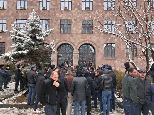 Готовы к действиям: митингующие в Ереване дожидаются решения суда по делу генерала Манвела Готовы к действиям: митингующие в Ереване дожидаются решения суда по делу генерала Манвела - Sputnik Армения