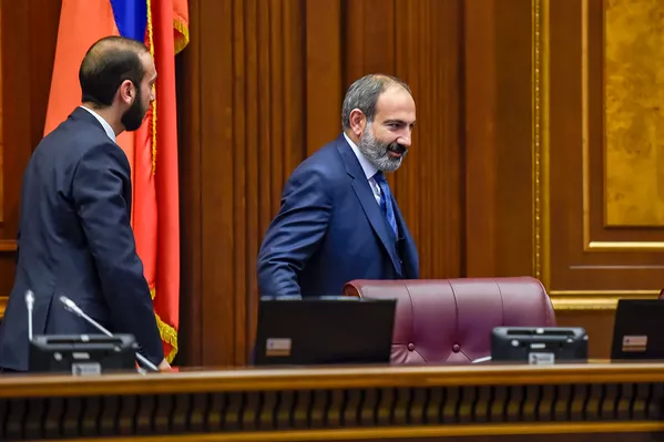 Премьер-министр Никол Пашинян и спикер парламента Арарат Мирзоян во время первого заседания НС Армении (14 января 2019). Еревaн Премьер-министр Никол Пашинян и спикер парламента Арарат Мирзоян во время первого заседания НС Армении (14 января 2019). Еревaн - Sputnik Армения