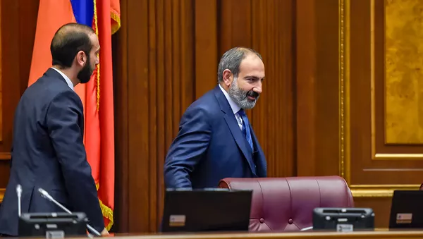 Премьер-министр Никол Пашинян и спикер парламента Арарат Мирзоян во время первого заседания НС Армении (14 января 2019). Еревaн - Sputnik Армения
