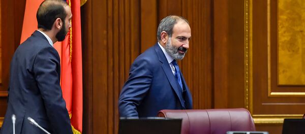 Премьер-министр Никол Пашинян и спикер парламента Арарат Мирзоян во время первого заседания НС Армении (14 января 2019). Еревaн Премьер-министр Никол Пашинян и спикер парламента Арарат Мирзоян во время первого заседания НС Армении (14 января 2019). Еревaн - Sputnik Արմենիա