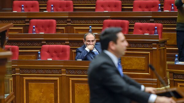Премьер-министр Никол Пашинян наблюдает за выступлением Алена Симоняна во время первого заседания парламента Армении 7-го созыва (14 января 2019). Еревaн - Sputnik Армения