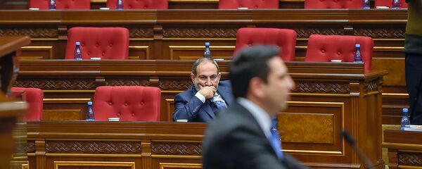 Премьер-министр Никол Пашинян наблюдает за выступлением Алена Симоняна во время первого заседания парламента Армении 7-го созыва (14 января 2019). Еревaн Премьер-министр Никол Пашинян наблюдает за выступлением Алена Симоняна во время первого заседания парламента Армении 7-го созыва (14 января 2019). Еревaн - Sputnik Արմենիա