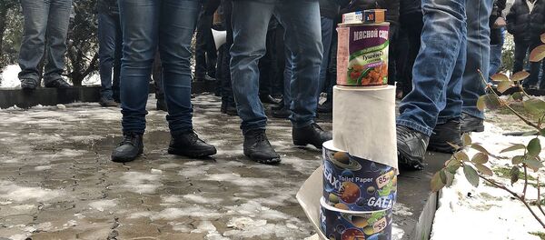 Туалетная бумага, тушенка и медикаменты активистов, требующих ареста Манвела Григоряна перед зданием Апелляционного суда (14 января 2019). Еревaн - Sputnik Արմենիա