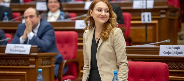 «Իմ քայլը» խմբակցության պատգամավոր Լիլիթ Մակունցը ՀՀ 7–րդ գումարման ԱԺ առաջին նիստի ընթացքում (2019թ–ի հունվարի 14)։ «Իմ քայլը» խմբակցության պատգամավոր Լիլիթ Մակունցը ՀՀ 7–րդ գումարման ԱԺ առաջին նիստի ընթացքում (2019թ–ի հունվարի 14)։ - Sputnik Արմենիա