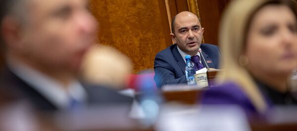 Депутат от фракции Просвещенная Армения Эдмон Марукян во время первого заседания парламента Армении 7-го созыва (14 января 2019). Еревaн Депутат от фракции Просвещенная Армения Эдмон Марукян во время первого заседания парламента Армении 7-го созыва (14 января 2019). Еревaн - Sputnik Армения