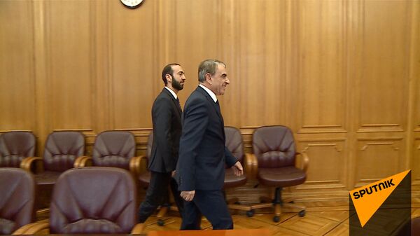 По этому телефону звонят в Москву: советы Ара Баблояна новому спикеру НС Армении - видео - Sputnik Армения