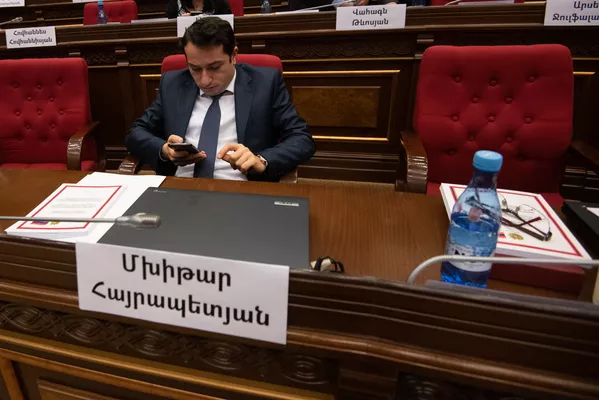 Депутат от фракции Мой Шаг Мхитар Айрапетян во время первого заседания парламента Армении 7-го созыва (14 января 2019). Еревaн Депутат от фракции Мой Шаг Мхитар Айрапетян во время первого заседания парламента Армении 7-го созыва (14 января 2019). Еревaн - Sputnik Армения