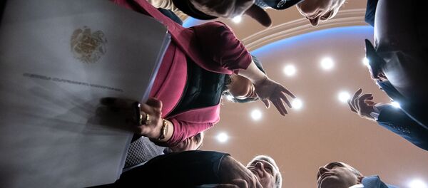 Обсуждение юристов и депутатов во время перерыва первого заседания парламента Армении 7-го созыва (14 января 2019). Еревaн Обсуждение юристов и депутатов во время перерыва первого заседания парламента Армении 7-го созыва (14 января 2019). Еревaн - Sputnik Արմենիա