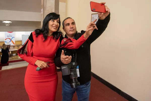 Селфи Наиры Зограбян и фотожурналиста Гагика Шамшяна во время перерыва первого заседания парламента Армении 7-го созыва (14 января 2019). Еревaн Селфи Наиры Зограбян и фотожурналиста Гагика Шамшяна во время перерыва первого заседания парламента Армении 7-го созыва (14 января 2019). Еревaн - Sputnik Армения