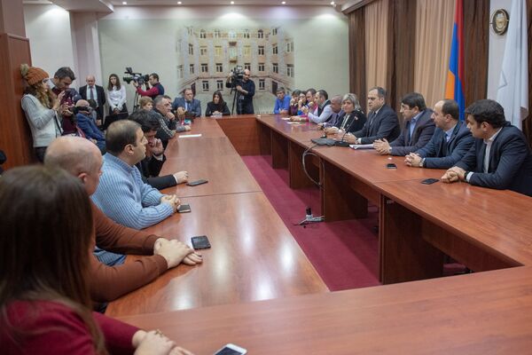 Палата адвокатов Армении бьет тревогу из-за нападения на защитника Манвела Григоряна - Sputnik Армения
