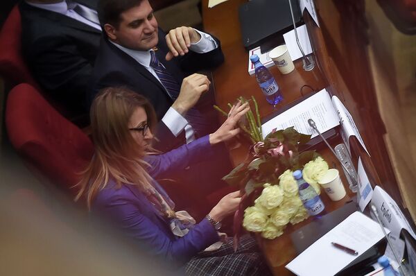 Депутат от партии Царукяна не стал торжествовать победу и подарил цветы Мане Тандилян - Sputnik Армения