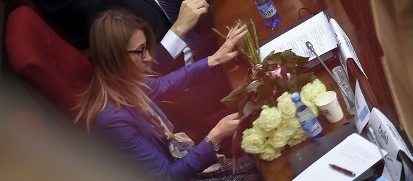 Ваге Энфиаджян подарил букет Мане Тандилян (15 января 2019). Еревaн - Sputnik Армения