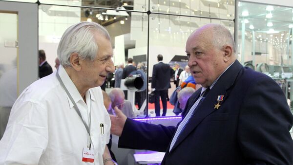 Александр Саркисов (слева) на VII международной выставке вертолетной индустрии HeliRussia (22 мая 2014). Москва - Sputnik Армения