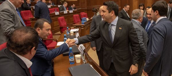  Вице-спикеры Ален Симонян и Ваге Энфиаджян поздравляют друг-друга (15 января 2019). Еревaн - Sputnik Армения