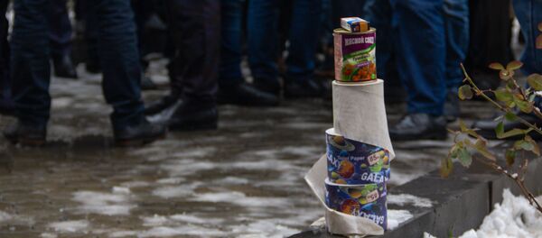 Туалетная бумага, тушенка и медикаменты активистов, требующих ареста Манвела Григоряна перед зданием Апелляционного суда (14 января 2019). Еревaн - Sputnik Армения