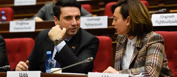 Вице-спикеры парламента Армении Лена Назарян и Ален Симонян на заседании парламента Армении (15 января 2019). Еревaн Вице-спикеры парламента Армении Лена Назарян и Ален Симонян на заседании парламента Армении (15 января 2019). Еревaн - Sputnik Արմենիա