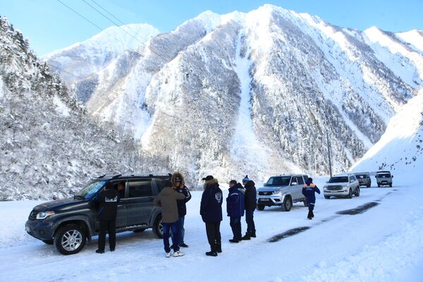 Автомобилисты на автомобильной дороге Транскавказской магистрали в Северной Осетии, перекрытой из-за схода снежных лавин - Sputnik Армения