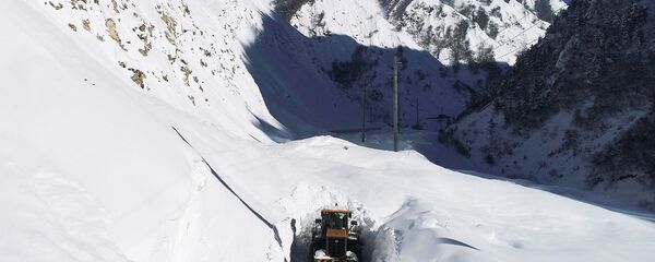 Дорожная техника Росавтодор расчищает автомобильную дорогу Транскавказской магистрали в Северной Осетии Дорожная техника Росавтодор расчищает автомобильную дорогу Транскавказской магистрали в Северной Осетии - Sputnik Արմենիա