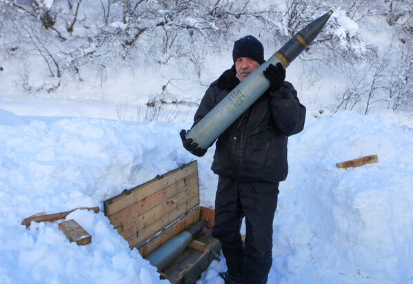 Заряжание артиллерийской пушки противолавинной службы Росгидромета во время обстрела горных склонов в Северной Осетии для принудительного спуска снежных лавин - Sputnik Армения