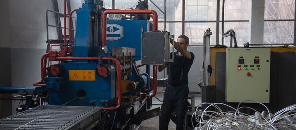 Сотрудник кабельного завода Ин-Ви Лайн за работой у станка - Sputnik Армения